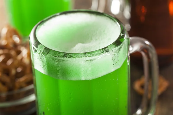 Bière verte pour la Saint-Patrick — Photo