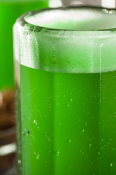 Cerveja verde para o Dia de São Patrício — Fotografia de Stock