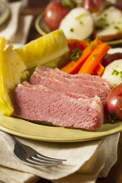 Carne enlatada caseira e repolho — Fotografia de Stock