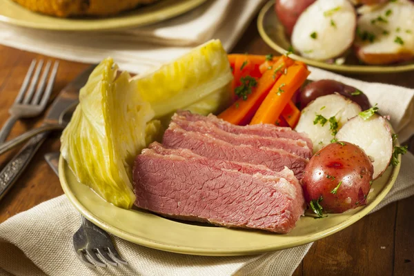 Zelfgemaakte Cornedbeef en kool — Stockfoto