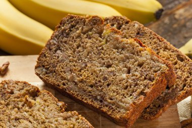 Ev yapımı muzlu fındıklı ekmek.