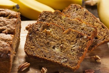 Ev yapımı muzlu fındıklı ekmek.