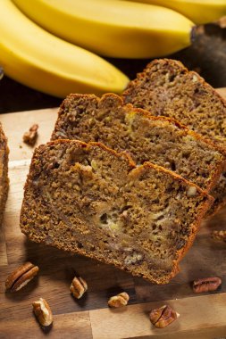 Ev yapımı muzlu fındıklı ekmek.