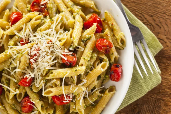 Lichte zelfgemaakte pesto pasta — Stockfoto