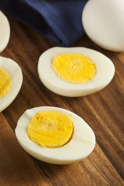 Biologische hardgekookte eieren — Stockfoto