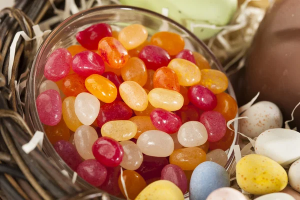 Bayram Paskalya şeker sepet içinde — Stok fotoğraf