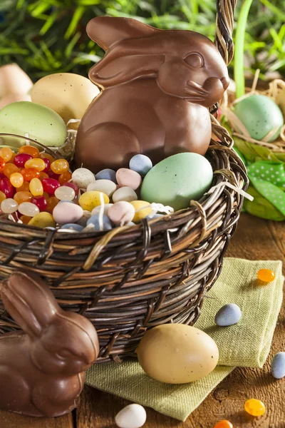 Coelho de Páscoa de chocolate em uma cesta — Fotografia de Stock