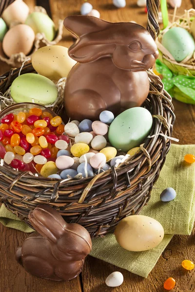 Sepet içinde çikolata Paskalya tavşanı — Stok fotoğraf