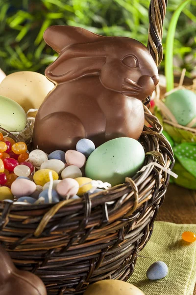 Coelho de Páscoa de chocolate em uma cesta — Fotografia de Stock