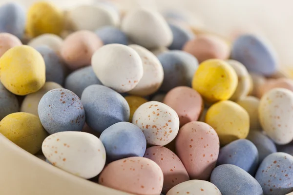 Праздничные яйца из шоколадной конфеты — стоковое фото