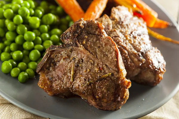 Chuletas caseras de cordero cocido — Foto de Stock