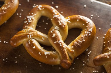 tuz ile Homemade yumuşak pretzels