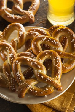 tuz ile Homemade yumuşak pretzels