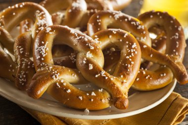 tuz ile Homemade yumuşak pretzels