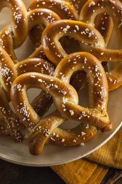 tuz ile Homemade yumuşak pretzels
