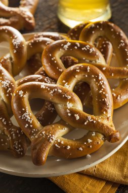 tuz ile Homemade yumuşak pretzels