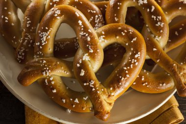 tuz ile Homemade yumuşak pretzels