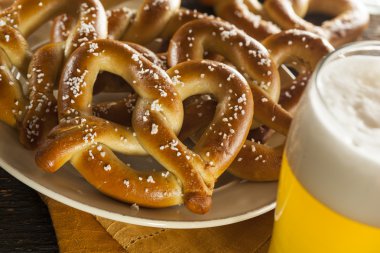 tuz ile Homemade yumuşak pretzels