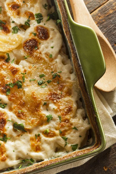 Patatas caseras con queso festoneado —  Fotos de Stock