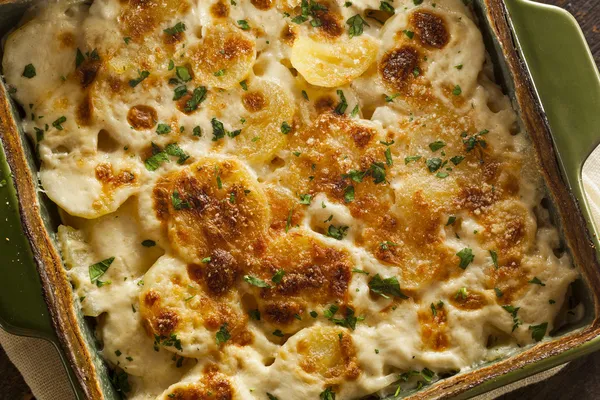 Zelfgemaakte cheesey gegratineerde aardappelen — Stockfoto