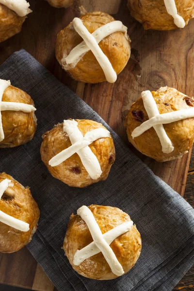 Roti Hot Cross buatan sendiri dengan Cranberries — Stok Foto