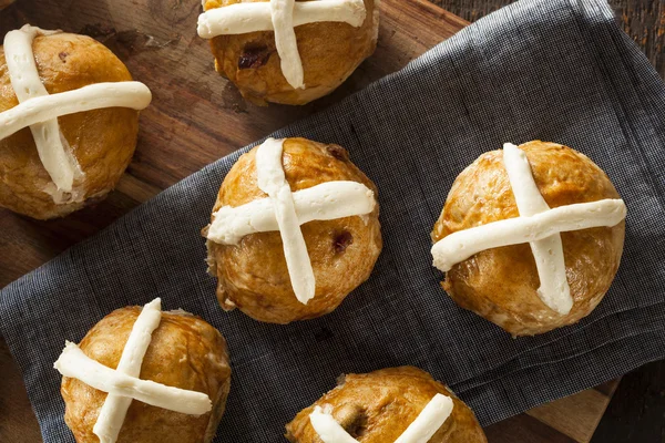 Домашні булочки гарячої хрест з журавлиною — стокове фото