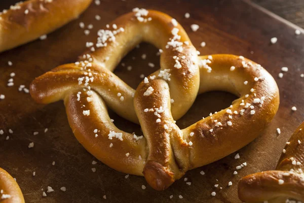 Pretzel morbidi fatti in casa con sale — Foto Stock