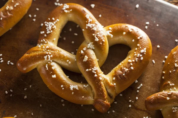 Hembakade mjuka pretzels med salt — Stockfoto