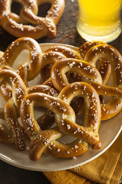 Pretzels macios caseiros com sal — Fotografia de Stock