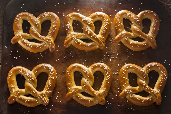 Pretzel morbidi fatti in casa con sale — Foto Stock