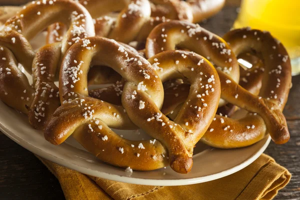 Hembakade mjuka pretzels med salt — Stockfoto