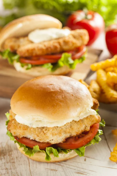 Paniertes Fischsandwich mit Tatarensauce — Stockfoto