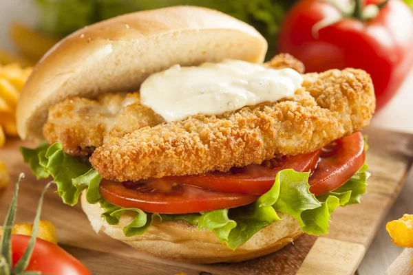 Paniertes Fischsandwich mit Tatarensauce — Stockfoto