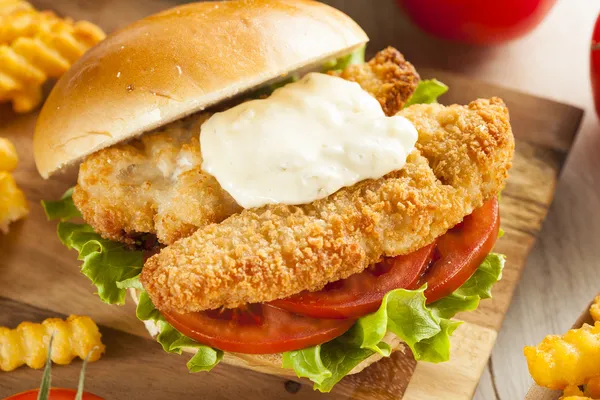 Breaded Fish Sandwich with Tartar Sauce — Stock Photo, Image