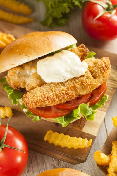 Breaded Fish Sandwich with Tartar Sauce — Stock Photo, Image