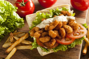 ev yapımı karides po boy sandviç