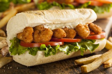 ev yapımı karides po boy sandviç