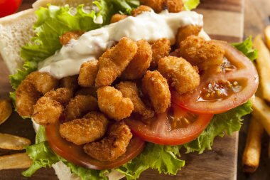 ev yapımı karides po boy sandviç