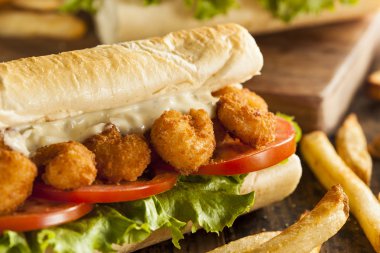 ev yapımı karides po boy sandviç