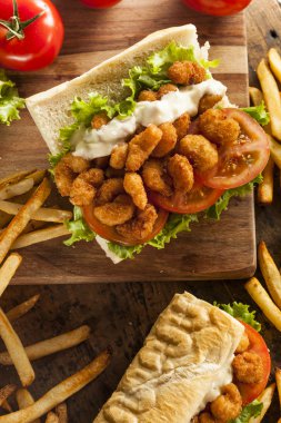 ev yapımı karides po boy sandviç