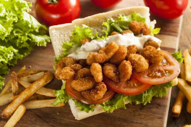 ev yapımı karides po boy sandviç