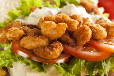 ev yapımı karides po boy sandviç