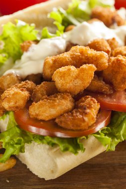 ev yapımı karides po boy sandviç