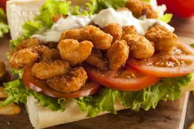 ev yapımı karides po boy sandviç
