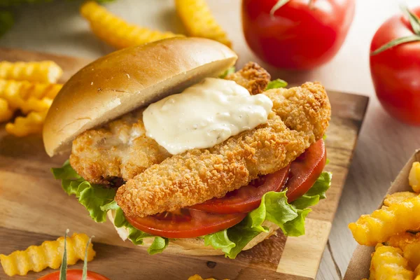 Breaded Fish Sandwich with Tartar Sauce — Stock Photo, Image