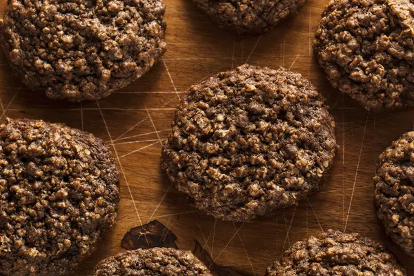 Çift çikolatalı yulaf ezmesi kurabiye — Stok fotoğraf