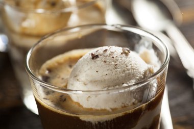 ev yapımı affogato dondurma ile