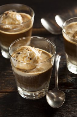 ev yapımı affogato dondurma ile