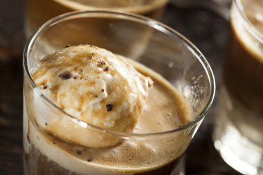 ev yapımı affogato dondurma ile