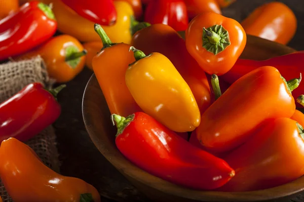 Grupa organicznych kolorowy ostrą papryką — Stockfoto